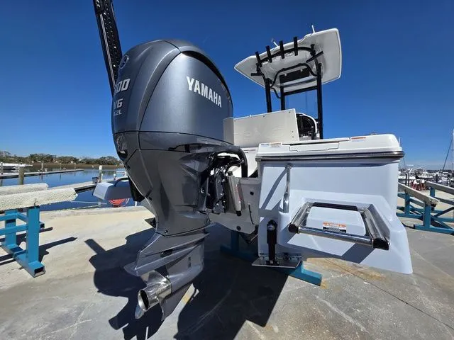 Slide: The Image of Robalo 246 Cayman 2023 - 7