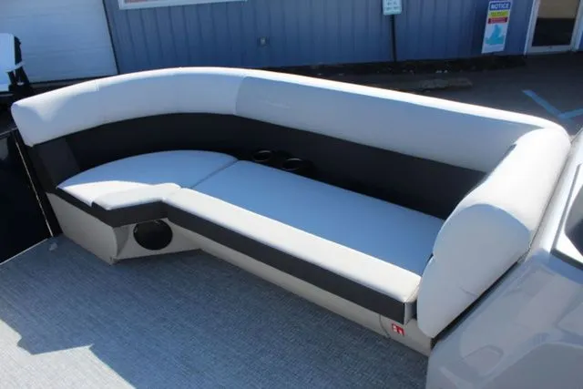 Slide: The Image of Harris Cruiser 230 SLDH 2026 - 12