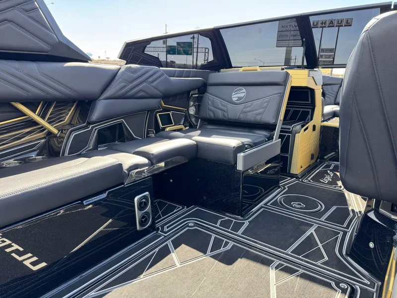 Slide: The Image of Tigé Ultré 25ZX 2026 - 13