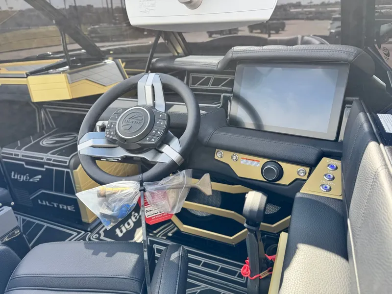 Slide: The Image of Tigé Ultré 25ZX 2026 - 17