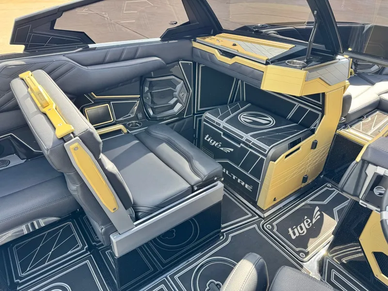 Slide: The Image of Tigé Ultré 25ZX 2026 - 18