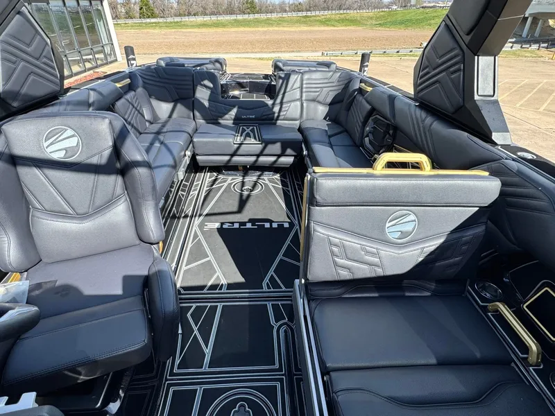 Slide: The Image of Tigé Ultré 25ZX 2026 - 21