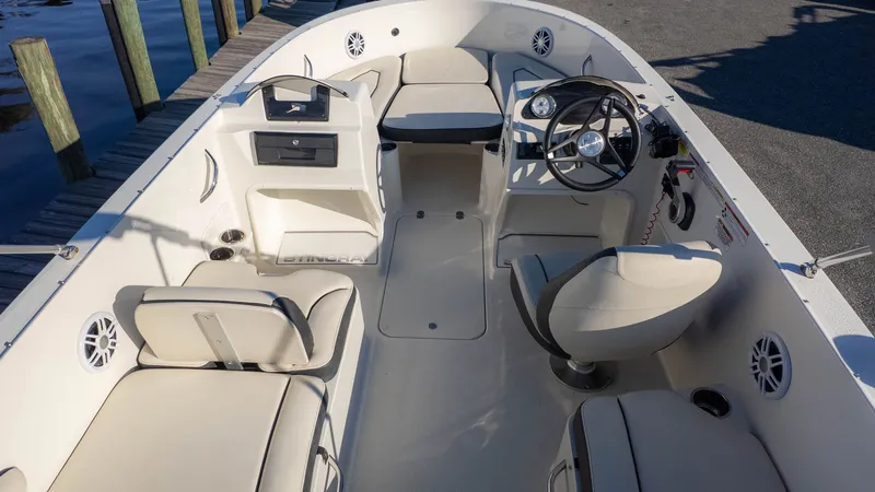 Slide: The Image of Stingray 172 SC 2024 - 9