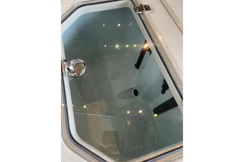 Slide: The Image of 2026 Mako Pro Skiff 19 CC livewell with clear lid and latch. - 12