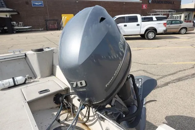 Slide: The Image of Crestliner Fish Hawk 1650 2001 - 4