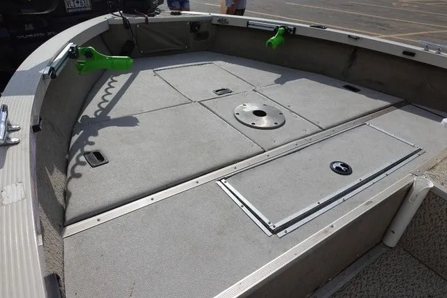 Slide: The Image of Crestliner Fish Hawk 1650 2001 - 5