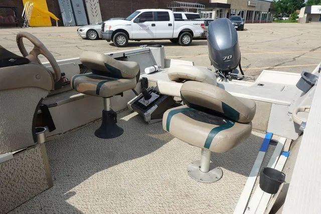 Slide: The Image of Crestliner Fish Hawk 1650 2001 - 6