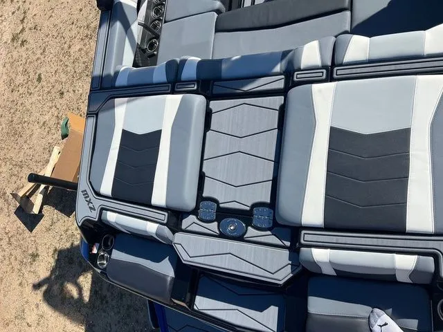 Slide: The Image of Malibu Wakesetter 22 MXZ 2025 - 12