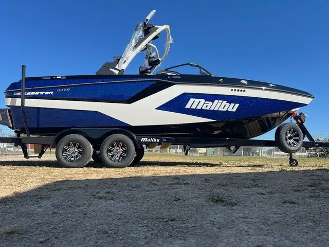Slide: The Image of Malibu Wakesetter 22 MXZ 2025 - 2
