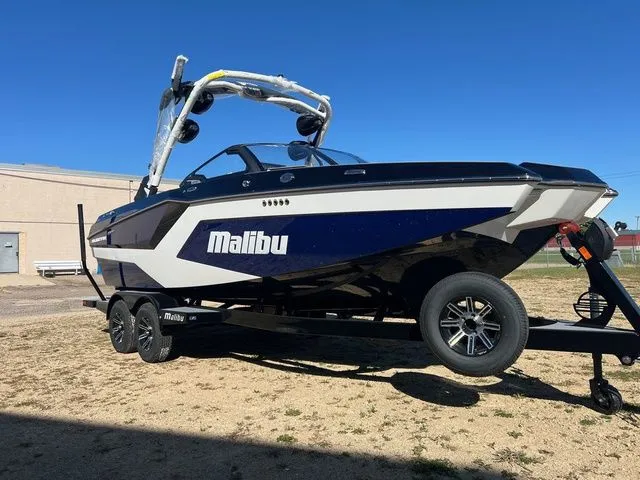 Slide: The Image of Malibu Wakesetter 22 MXZ 2025 - 4