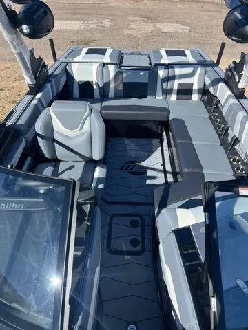 Slide: The Image of Malibu Wakesetter 22 MXZ 2025 - 8