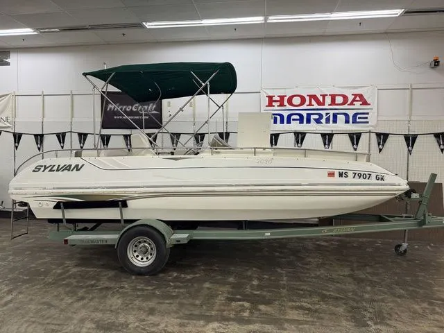 The Image of Sylvan 2030 Deck Boat 2002 - 1