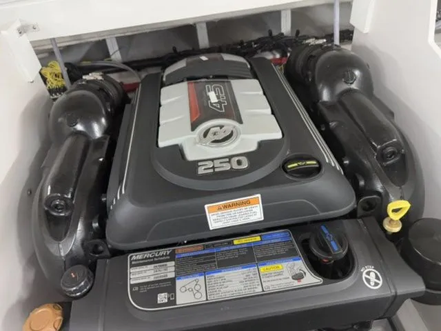 Slide: The Image of Crownline Boats 210 SS 2024 - 10