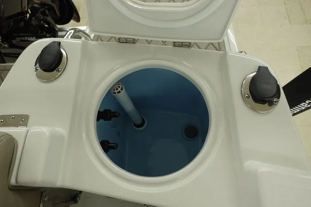 Slide: The Image of Crownline Boats 210 FS 2024 - 14