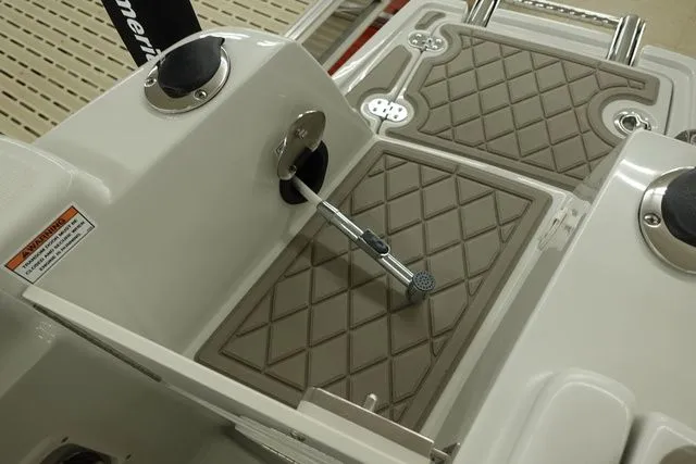 Slide: The Image of Crownline Boats 210 FS 2024 - 15