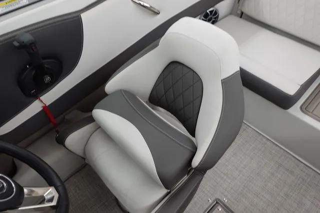 Slide: The Image of Crownline Boats 210 SS 2025 - 10