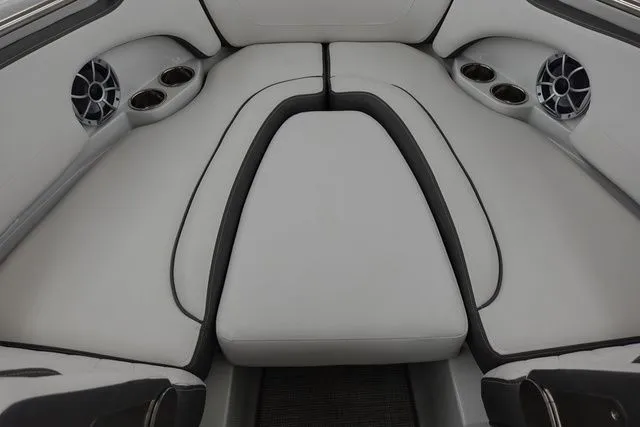 Slide: The Image of Crownline Boats 210 SS 2025 - 17