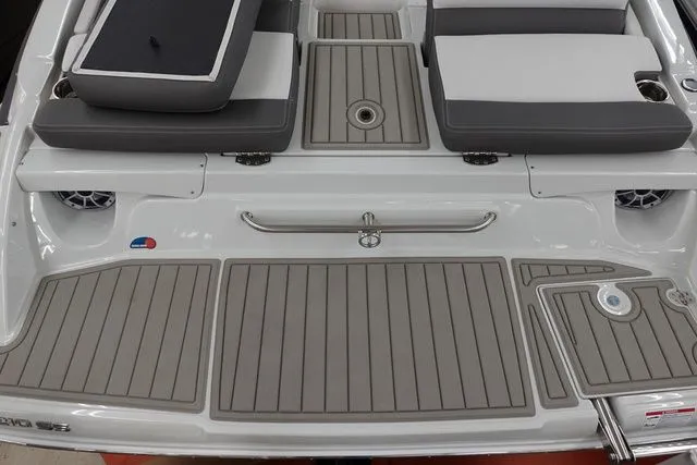 Slide: The Image of Crownline Boats 210 SS 2025 - 3