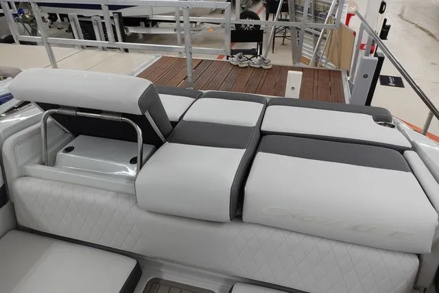 Slide: The Image of Crownline Boats 210 SS 2025 - 5