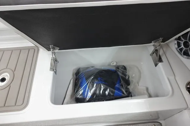 Slide: The Image of Crownline Boats 210 SS 2025 - 7