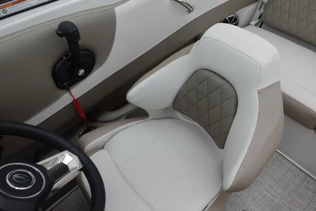 Slide: The Image of Crownline Boats 200 SS 2025 - 9