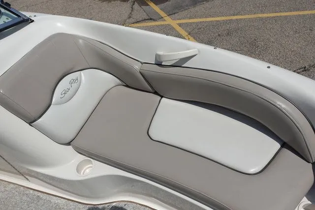 Slide: The Image of Sea Ray Sun Deck 200 2004 - 16