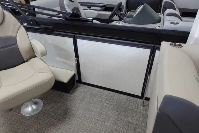 Slide: The Image of Flagship Discover Rear Fish D20 RF 2023 - 7