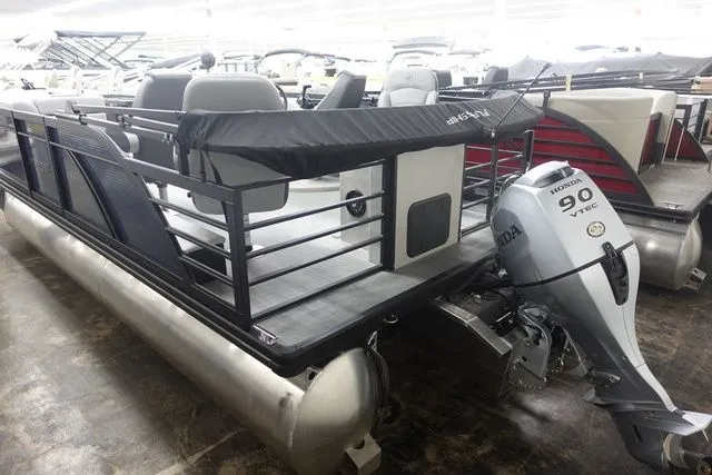 Slide: The Image of Flagship Discover Rear Fish D20 RF 2023 - 5