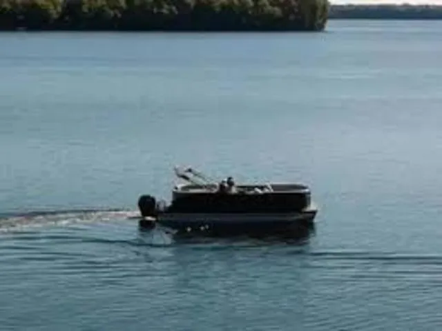 The Image of Flagship D22 B Tritoon 2025 - 1