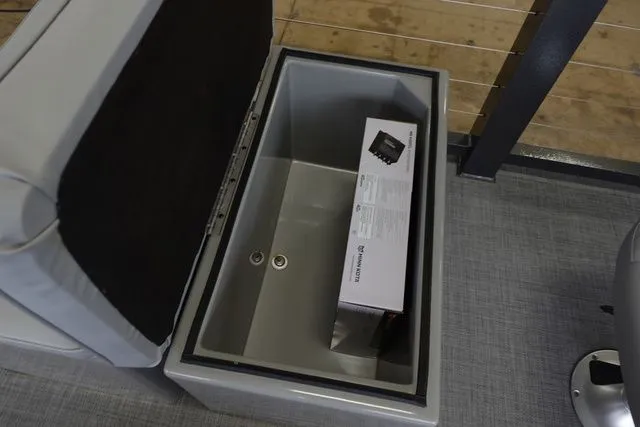 Slide: The Image of Lake Lounger 20' FRONT FISH ELEC 2025 - 12