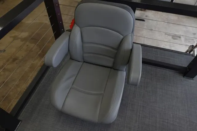 Slide: The Image of Lake Lounger 20' FRONT FISH ELEC 2025 - 13