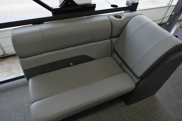 Slide: The Image of Lake Lounger 20' FRONT FISH ELEC 2025 - 14