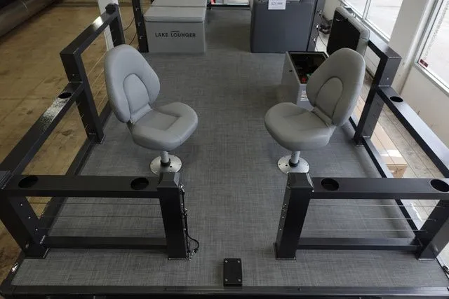 Slide: The Image of Lake Lounger 20' FRONT FISH ELEC 2025 - 3