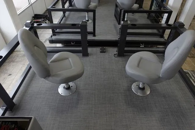 Slide: The Image of Lake Lounger 20' FRONT FISH ELEC 2025 - 5