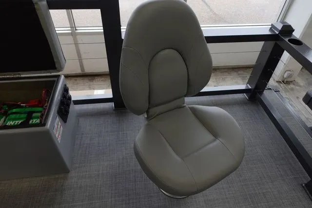 Slide: The Image of Lake Lounger 20' FRONT FISH ELEC 2025 - 6