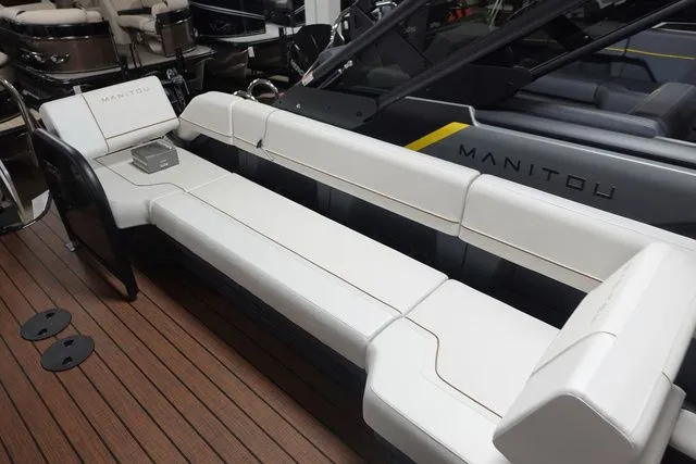 Slide: The Image of Manitou Explore 26 Switchback Single Engine V-Toon 2024 - 11