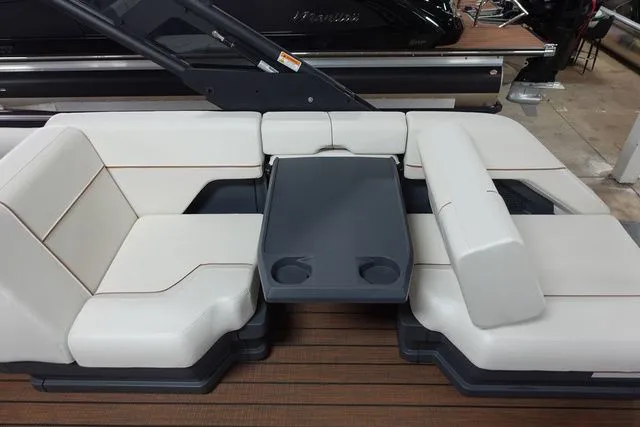 Slide: The Image of Manitou Explore 26 Switchback Single Engine V-Toon 2024 - 12