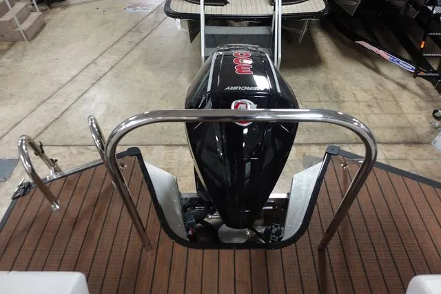 Slide: The Image of Manitou Explore 26 Switchback Single Engine V-Toon 2024 - 14