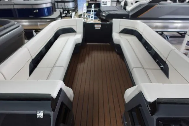 Slide: The Image of Manitou Explore 26 Switchback Single Engine V-Toon 2024 - 3