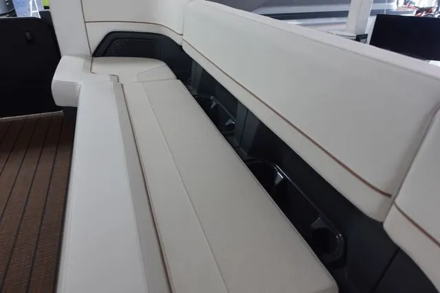 Slide: The Image of Manitou Explore 26 Switchback Single Engine V-Toon 2024 - 5