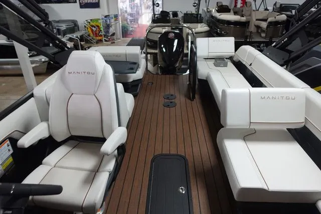 Slide: The Image of Manitou Explore 26 Switchback Single Engine V-Toon 2024 - 6