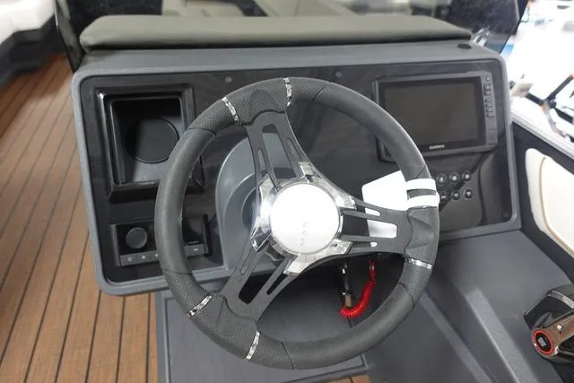 Slide: The Image of Manitou Explore 26 Switchback Single Engine V-Toon 2024 - 8