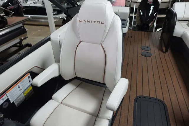 Slide: The Image of Manitou Explore 26 Switchback Single Engine V-Toon 2024 - 9