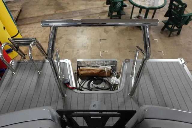 Slide: The Image of Manitou LX 25 Rear Facing X-Treme Windshield (RFXW) Single 2024 - 11