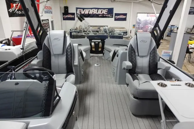 Slide: The Image of Manitou LX 25 Rear Facing X-Treme Windshield (RFXW) Single 2024 - 6