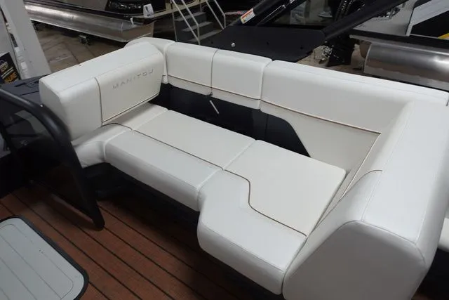 Slide: The Image of Manitou Explore 22 Max Navigator Tritoon 2025 - 10