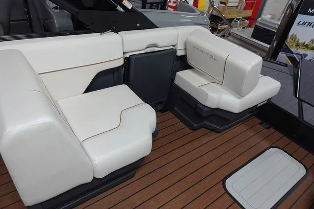 Slide: The Image of Manitou Explore 22 Max Navigator Tritoon 2025 - 11