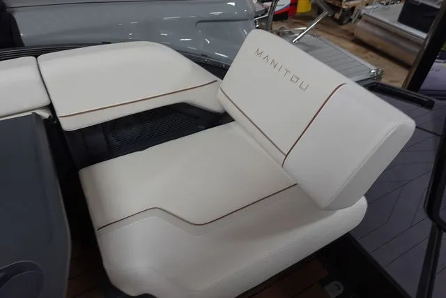 Slide: The Image of Manitou Explore 22 Max Navigator Tritoon 2025 - 13