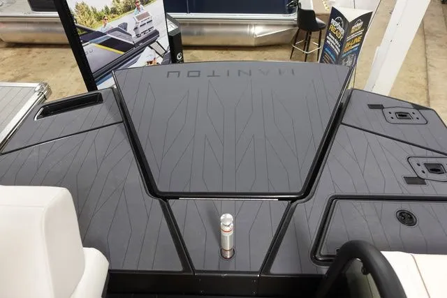 Slide: The Image of Manitou Explore 22 Max Navigator Tritoon 2025 - 14