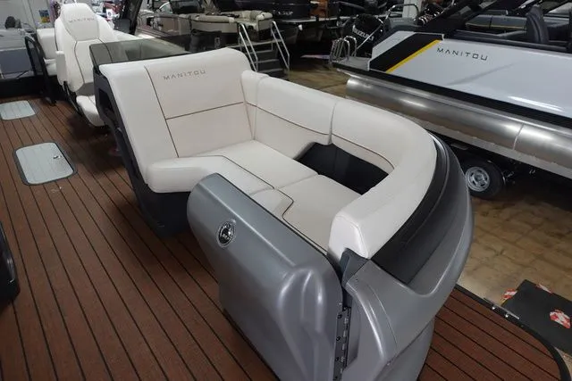 Slide: The Image of Manitou Explore 22 Max Navigator Tritoon 2025 - 3